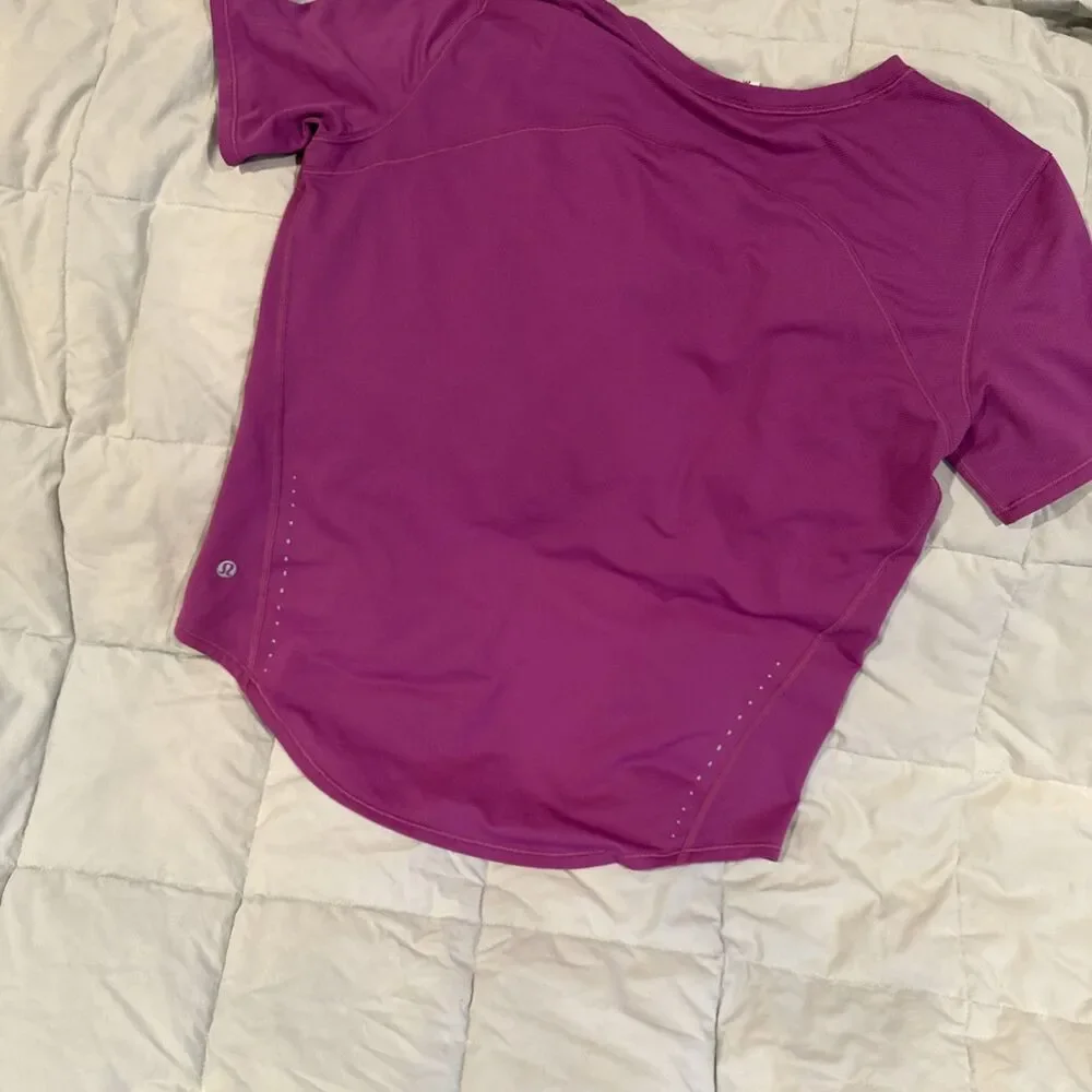 Lululemon Sun Shelter Short Sleeve Rash Guard in Marvel, Size 6- Small/Medium